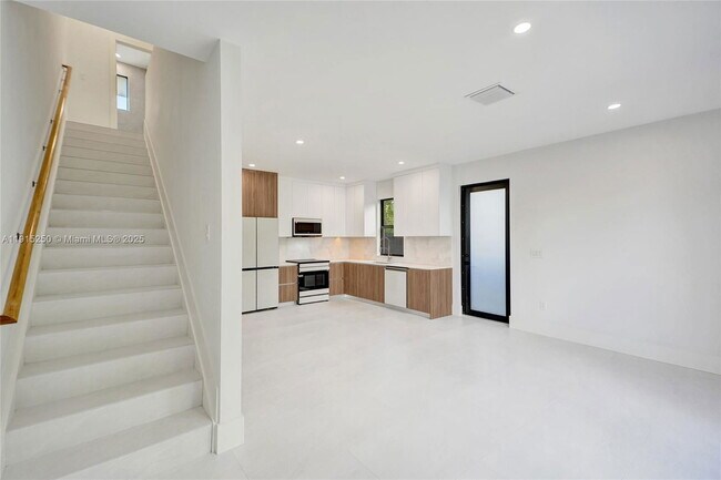 Building Photo - 119 NE 118th St