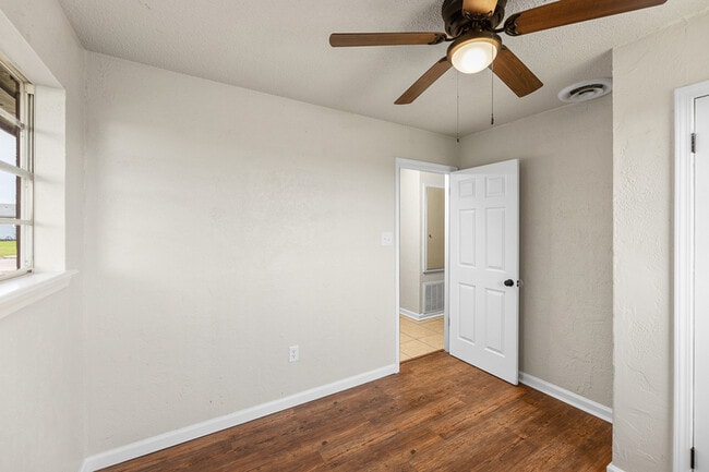 Building Photo - 4699 NW Ozmun Ave