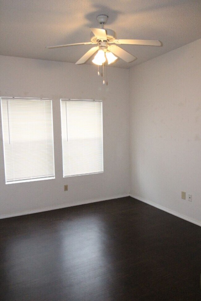 Building Photo - Edgecreek Condo