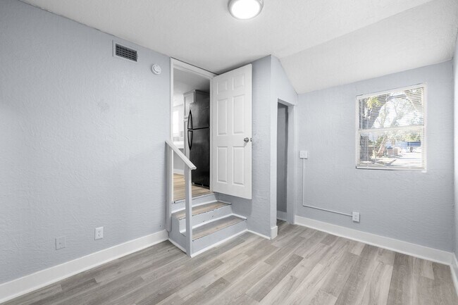 Building Photo - Large 4 bed/1.5 bath House & Section 8 Accepted , Drive by & Apply for just $25** Move in by Dece...