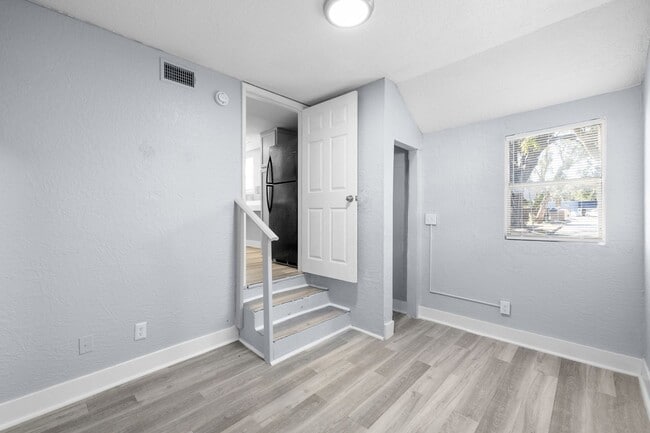 Building Photo - Large 4 bed/1.5 bath House & Section 8 Accepted , Drive by & Apply for just $25** Move in by Nove...