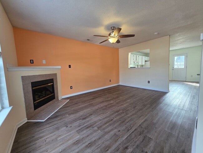 Building Photo - 2 BR 2 BA Townhose