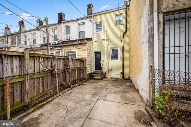 Building Photo - 113 S Curley St