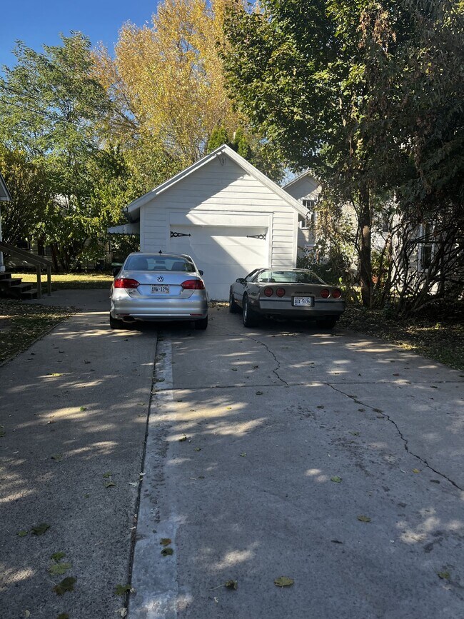 Building Photo - Huge 6 Bed 2 Bath close to UWEC