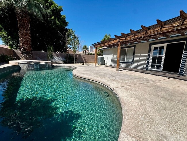 Building Photo - AVAILABLE NOW !! STUNNING 4 Bedroom 2 Bathroom POOL home in La Quinta