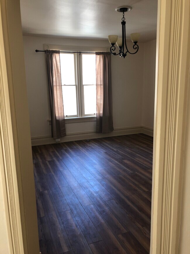 Building Photo - 214 N Canyon Rd