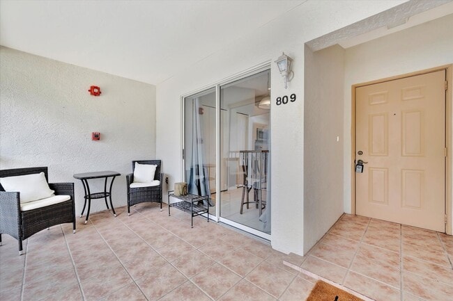 Building Photo - Golf Membership Included • 6-12 Months Lease • Furnished 2 Bedroom Condo