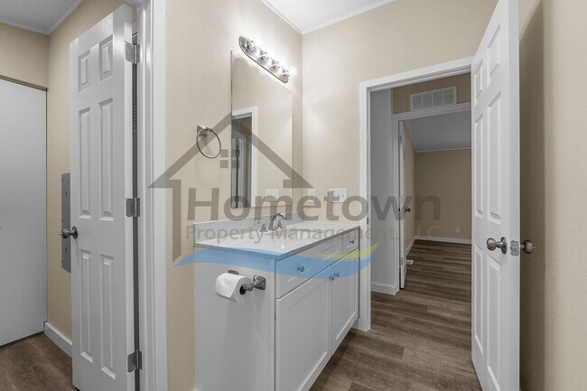 Building Photo - 60 Short Dr