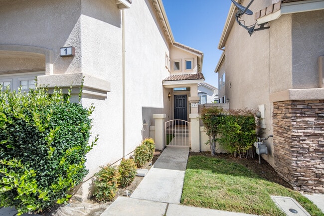 Building Photo - 1 Quebec