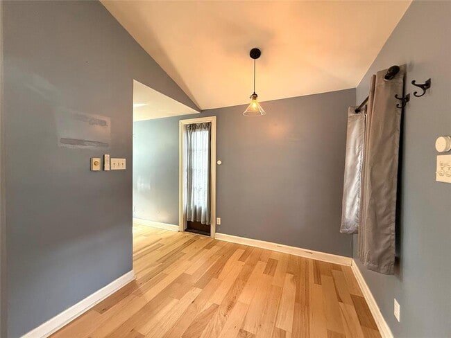 Building Photo - 4214 Bellvue Ave