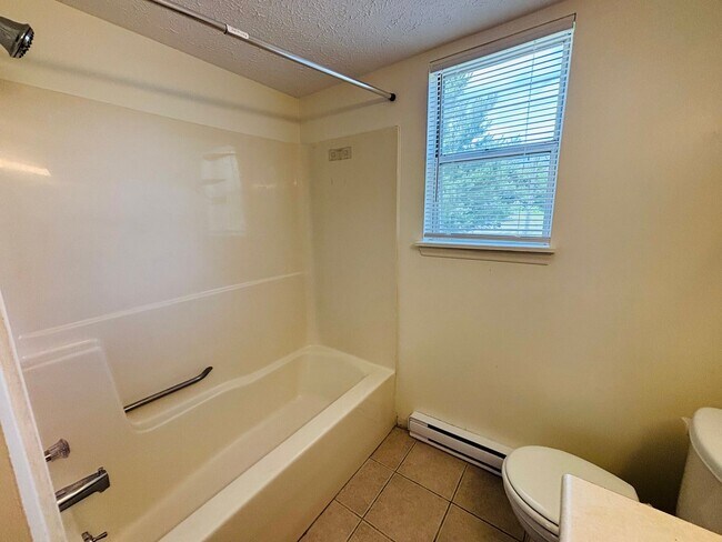 Building Photo - 345 Wakeman Ct NE