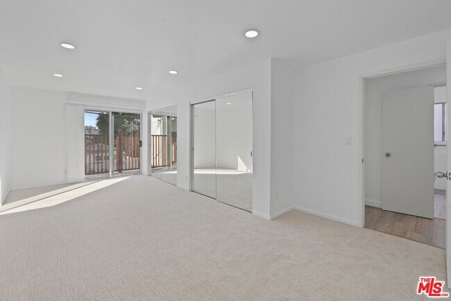 Building Photo - 122 Buccaneer St