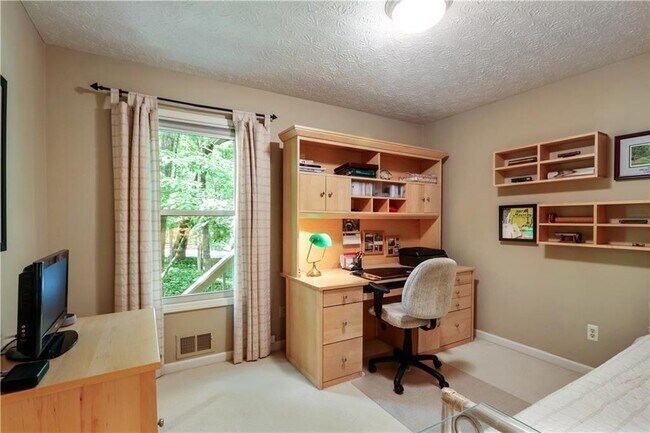 Building Photo - 2138 Carlyle Dr