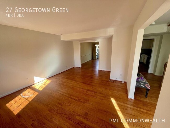 Building Photo - 4 Bed / 3 Bath Townhouse (Available 4/10/25)