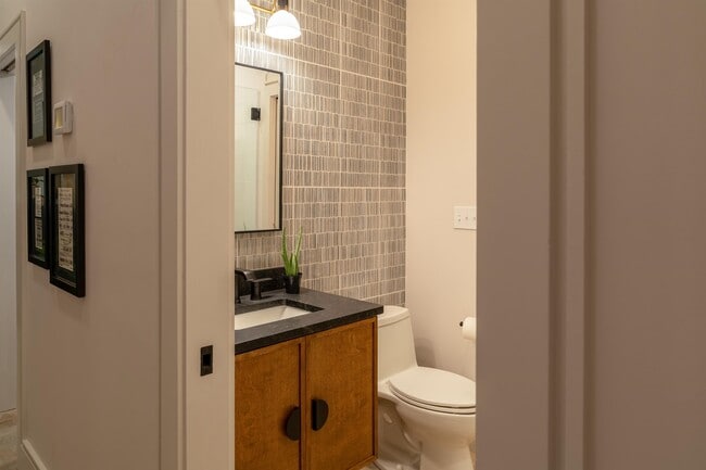 Building Photo - 612 W 8th Ave