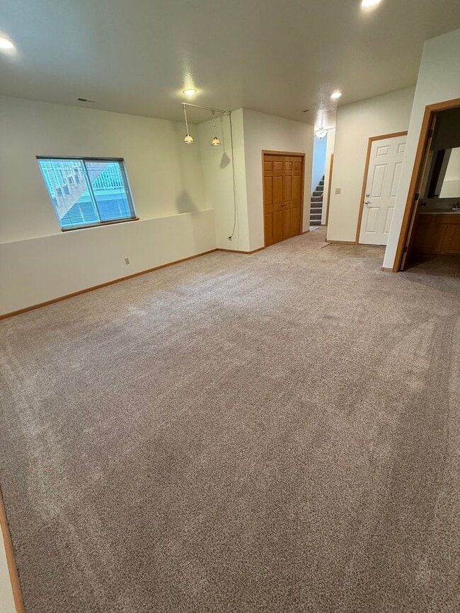 Building Photo - Large 3-Bedroom Condo for Rent!