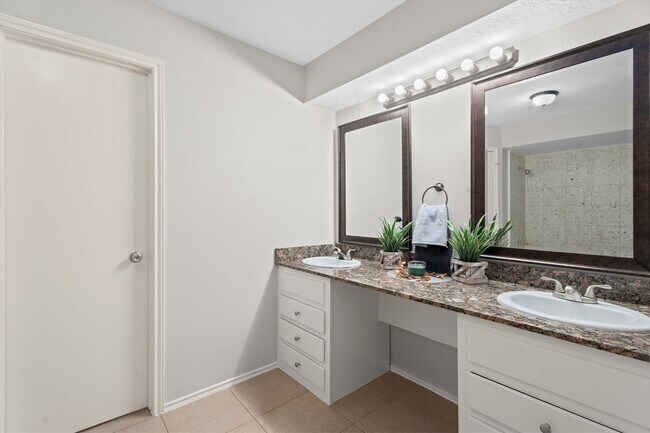 Building Photo - 16015 Southampton Dr