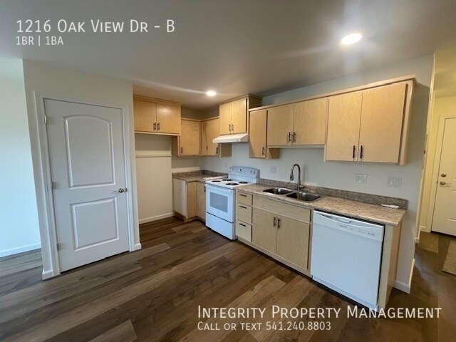 Building Photo - 1216 Oak View Dr