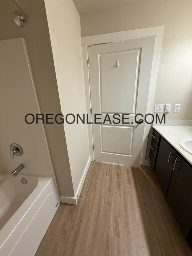 Building Photo - Newer 2-Bedroom Apartment