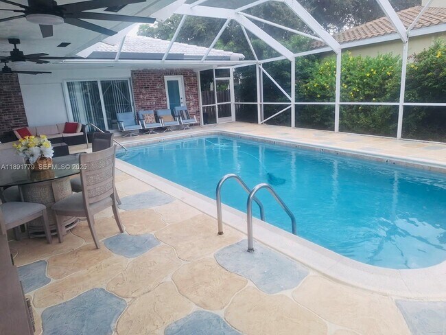 Building Photo - 541 SE 17th Ave