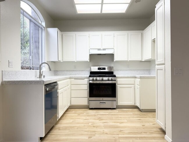 Building Photo - Single Story in Rancho Del Oro!