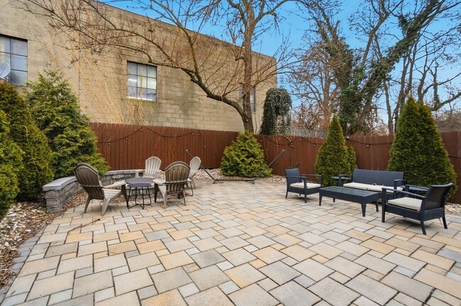 Building Photo - 2 Bed 2 Bath in Oakley!