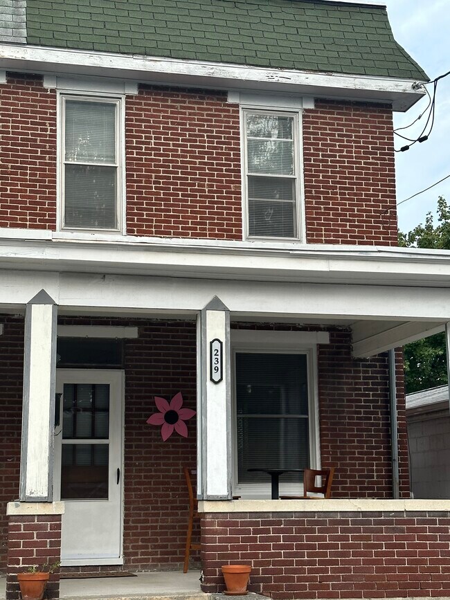 Building Photo - 239 N Stratton St