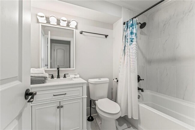 Building Photo - 1129 Graymont Dr SW