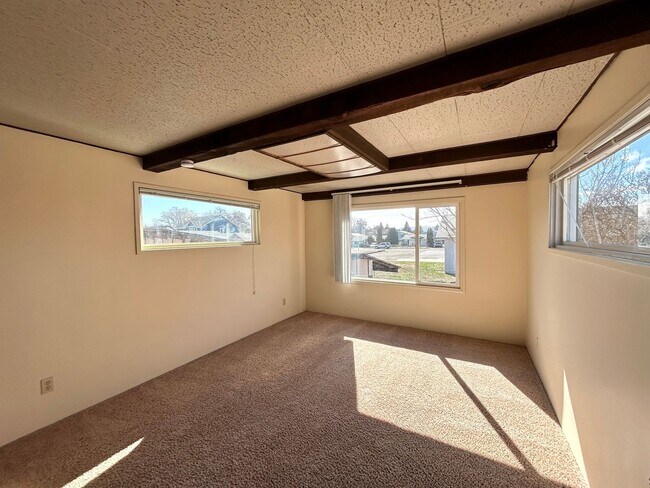 Building Photo - Unique 5 Bedroom Home