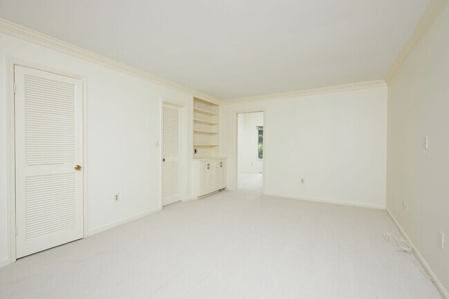 Building Photo - Sparkling and Spacious