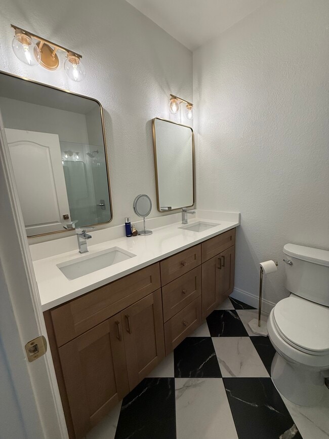 Building Photo - 716 Seagate Dr