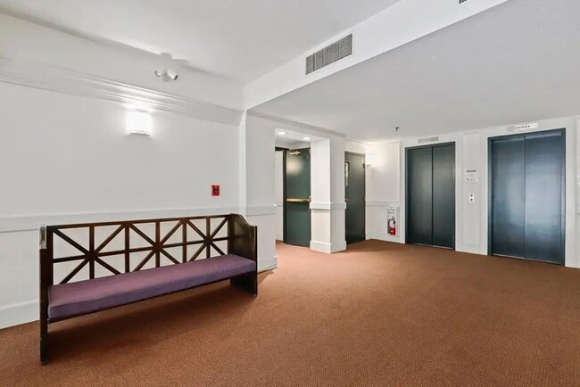 Building Photo - Spacious one bedroom