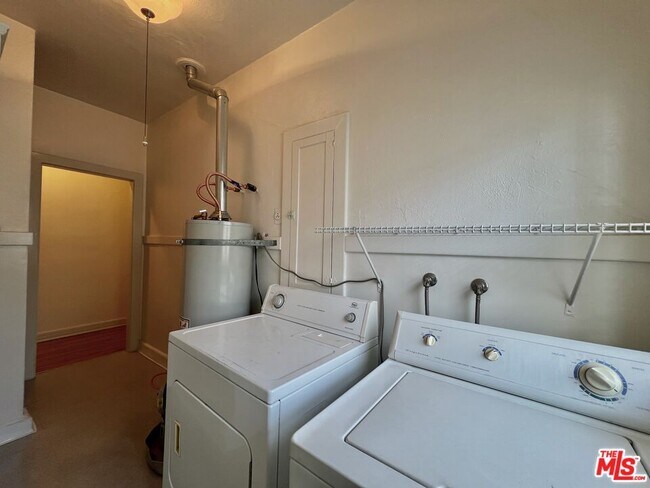 Building Photo - 145 N Sycamore Ave