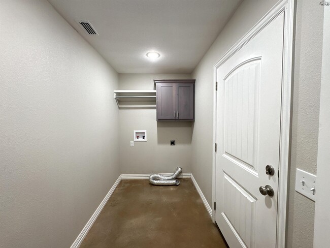 Building Photo - 406 E China St