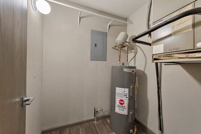 Building Photo - 1070 University Dr