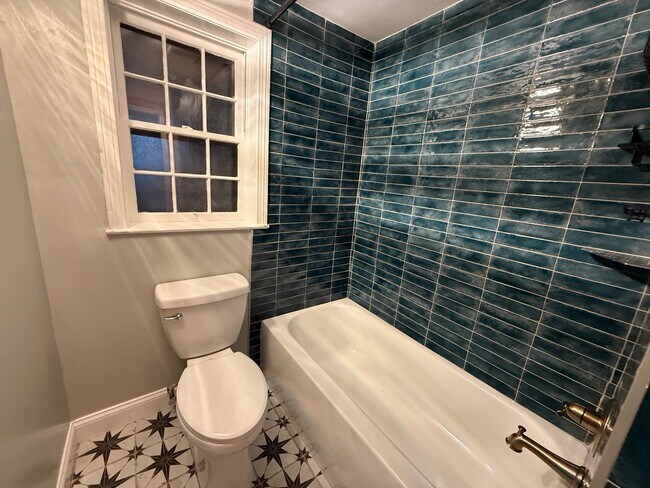 Building Photo - 2 Bedrooms, 2 Bathrooms - Home in Maplewood!