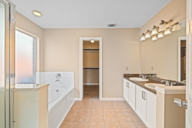 Building Photo - 10211 E Summit Canyon Dr