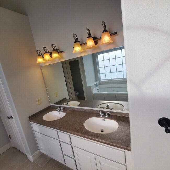 Building Photo - 2130 N Williamsburg Ln