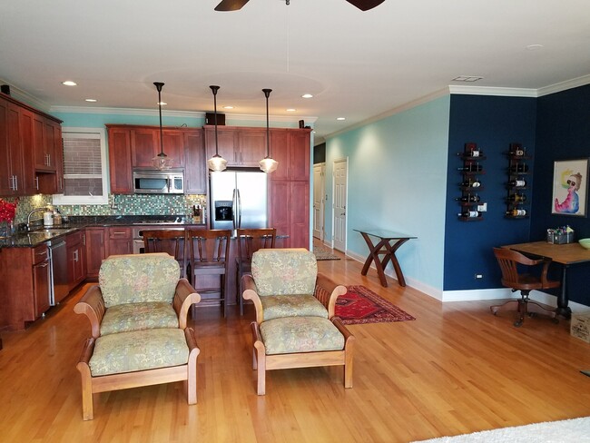 Building Photo - 5053 N Clark St