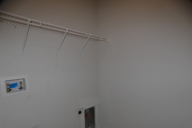 Building Photo - 4-Bedroom Home - Community Pool