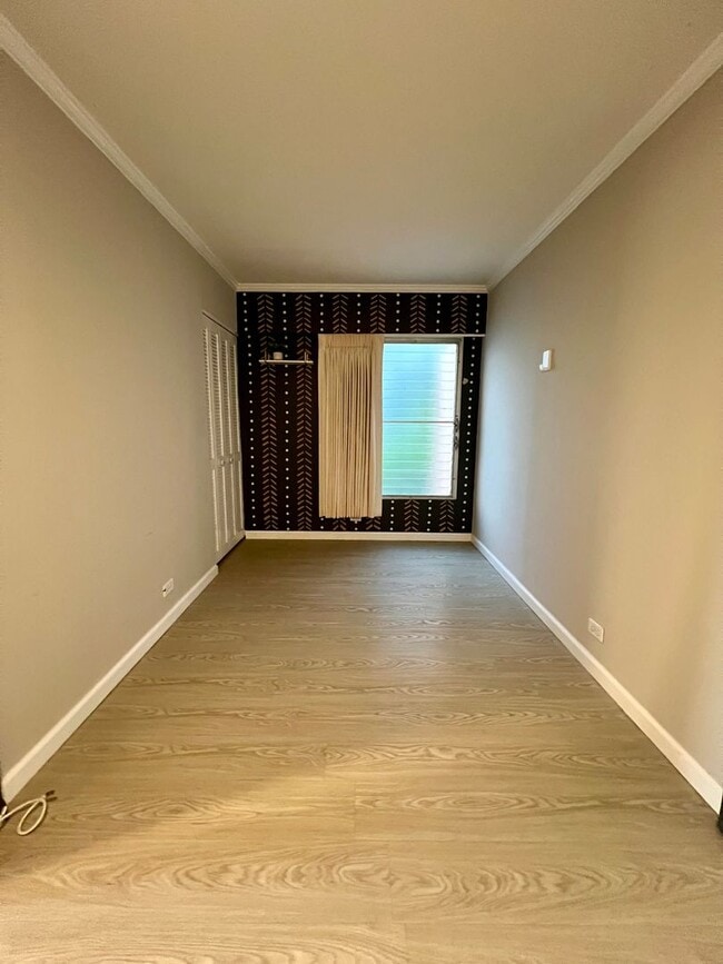 Building Photo - Spacious 1Bed 1Bath 1Parking Stall With Lanai & Den