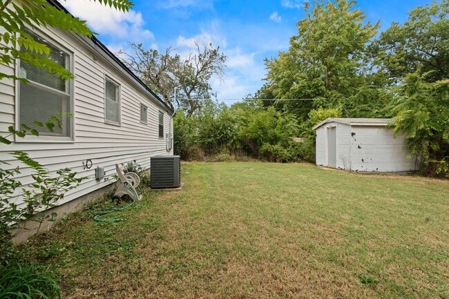 Building Photo - 1616 E Funston St