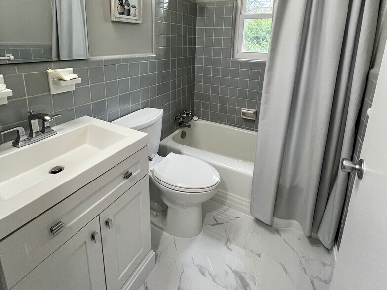 Building Photo - 3660 Peachtree Rd NE