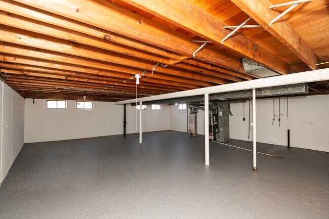 Building Photo - Amazing 3 Bedroom 1.5 Bathroom Home