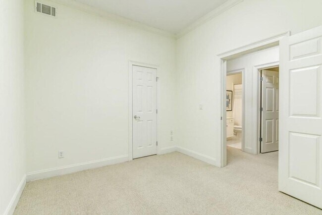 Building Photo - 704 Longleaf Dr NE