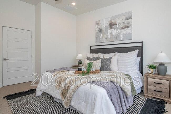 Building Photo - 486 E Violets Cv Ln