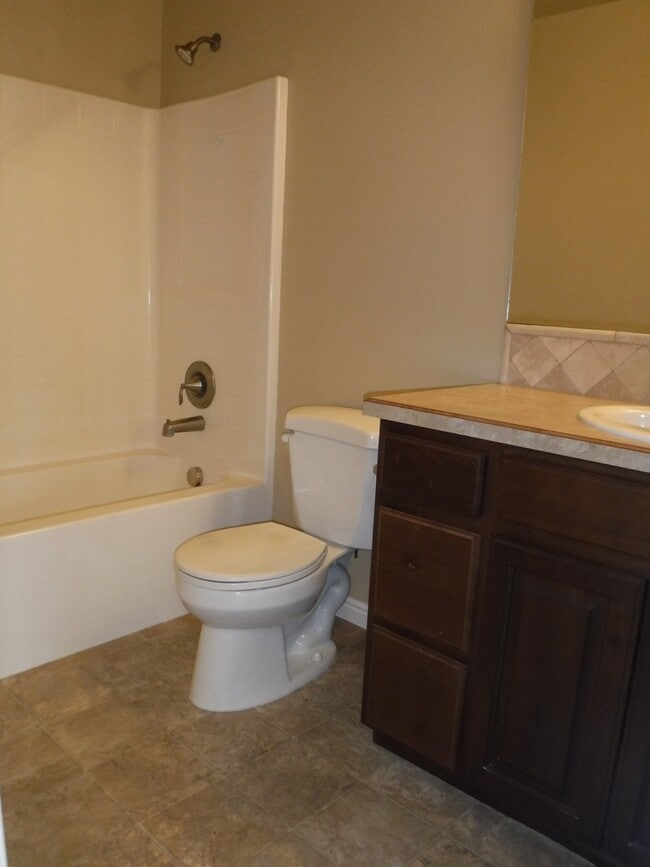 Building Photo - Beautiful 4 bed 2.5 bath home in the perfect Meridian location just off Ustick between Linder and...