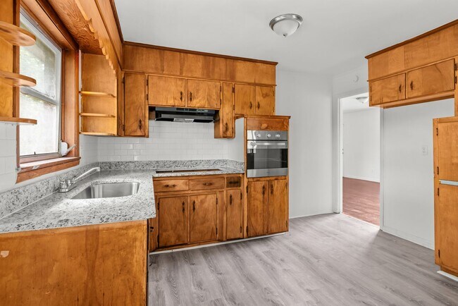 Building Photo - Newly Renovated Center Point Home