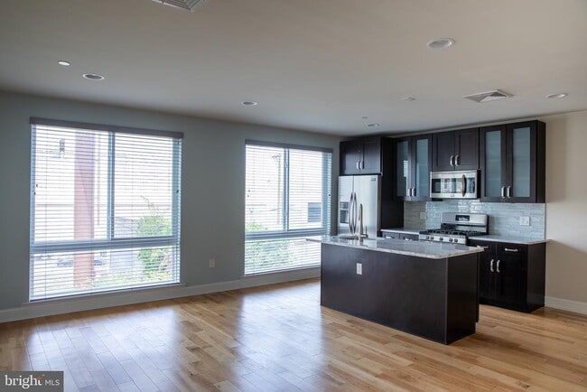 Building Photo - 323 E Allen St