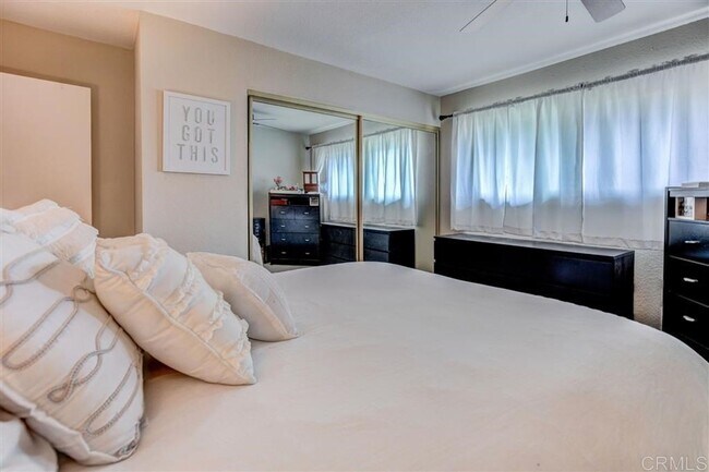 Building Photo - Spacious 2 bedroom 1 bathroom Condo with L...